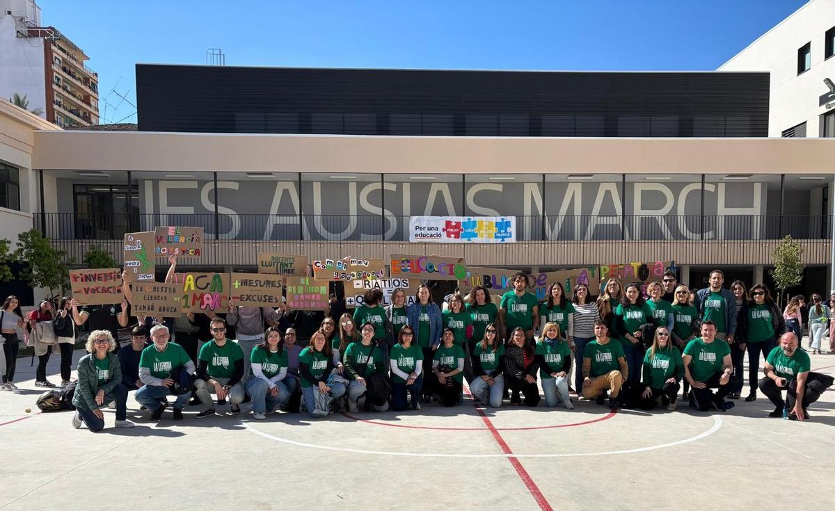 Profesores en el patio del instituto.