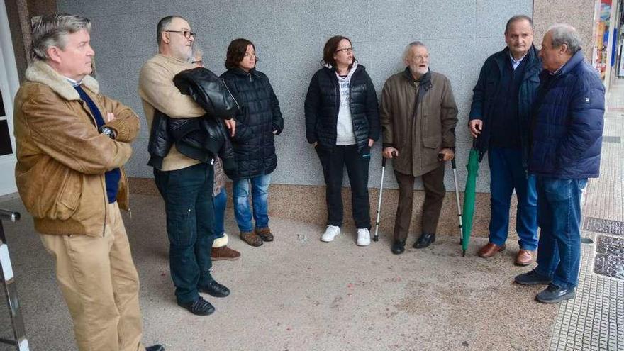 Reunión de vecinos de Eduardo Pondal y Monte Porreiro celebrada ayer en el primer barrio. // R.V.