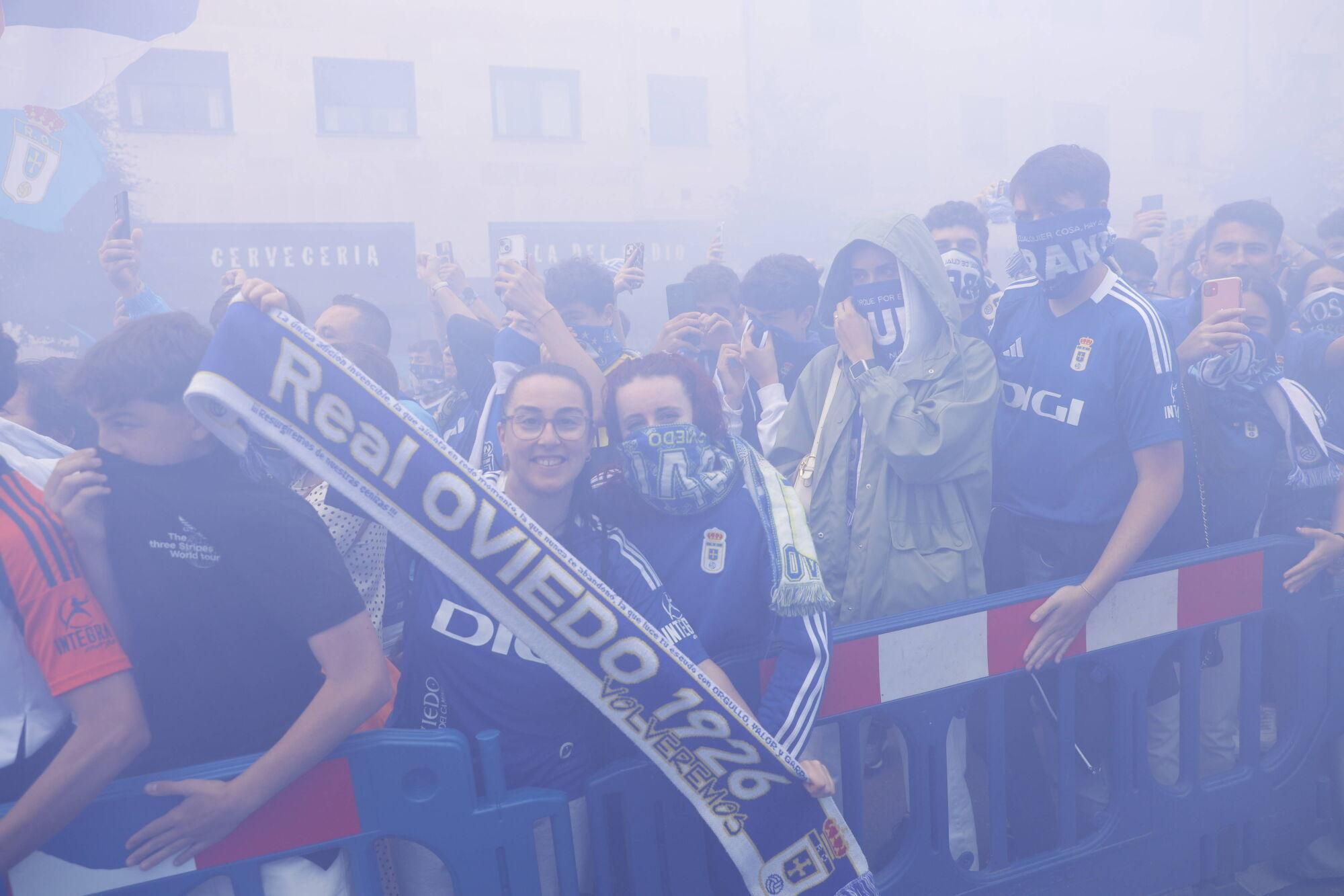 EN IMÁGENES: Espectacular recibimiento de la afición del Oviedo a su equipo antes de la vuelta por el ascenso contra el Almería