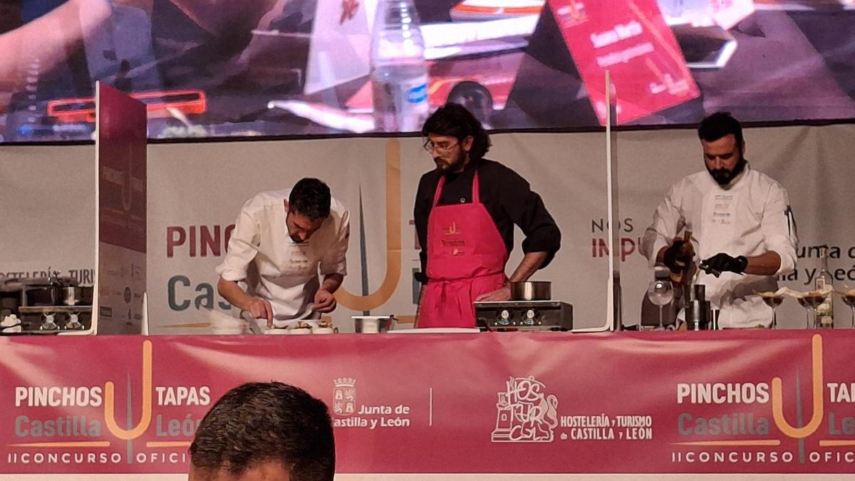 Santiago Vicente durante la elaboración de su tapa.