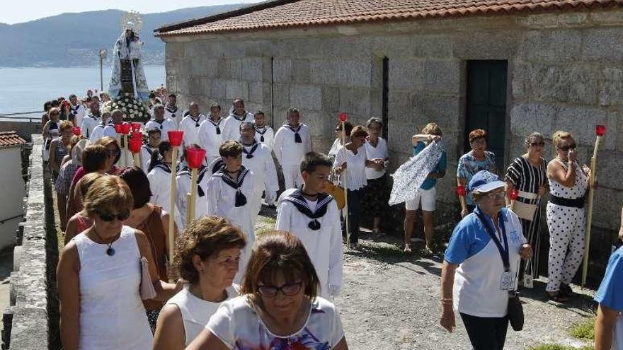 Procesión de la Virgen del Carmen, ayer, en Cesantes. // Alba Villar