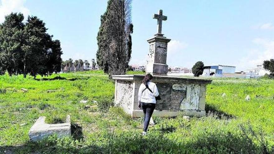 La zona donde están enterrados los militares de la Guerra de Melilla, con pintadas, lápidas destrozadas y los balaustres que la rodeaban casi expoliados del todo