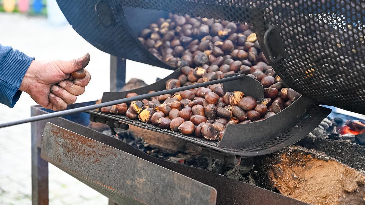 Los asistentes al magosto del barrio de Sar podrán degustar castañas, churrasco y chocolate