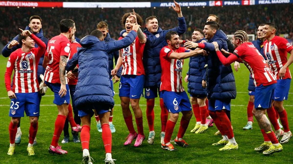 El Atlético celebra su victoria frente al Real Madrid.