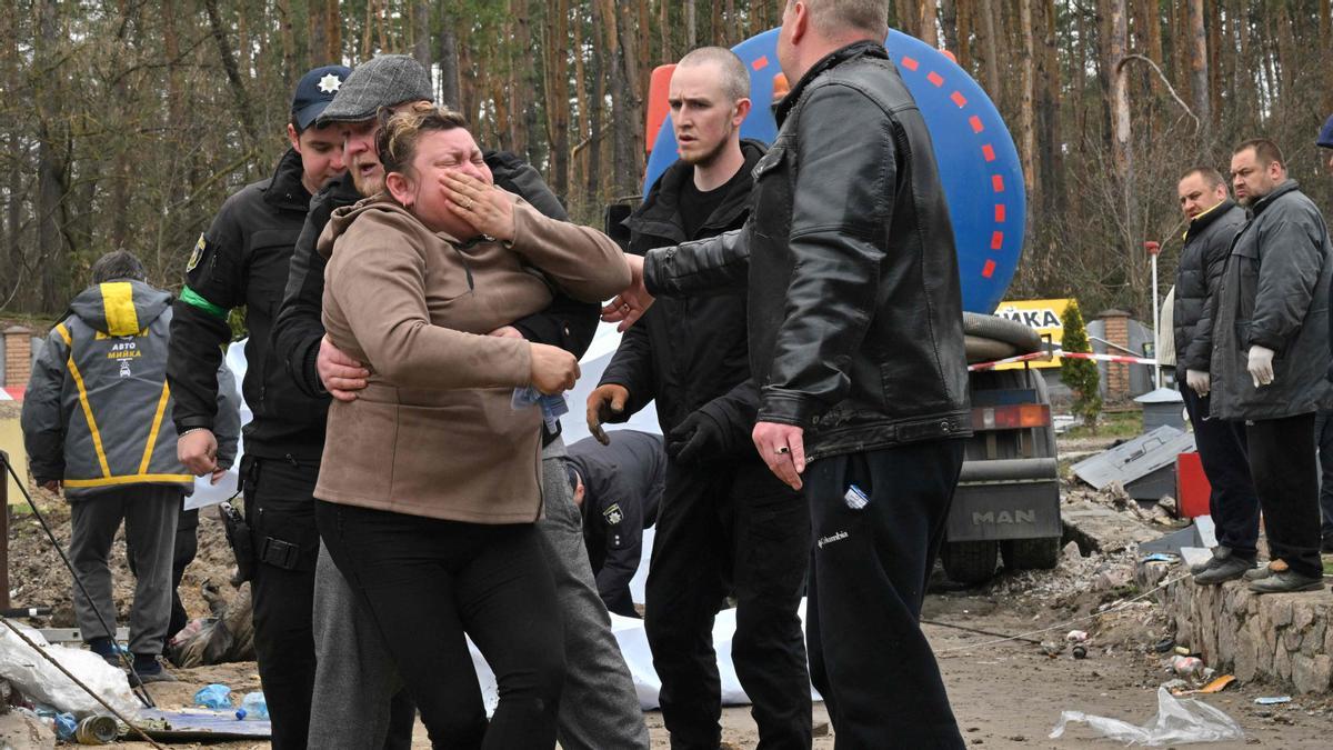 Una madre ucraniana reacciona después de que se descubriera el cuerpo de su hijo en una alcantarilla de una gasolinera en las afueras de la aldea de Buzova, al oeste de Kiev, el 10 de abril de 2022.