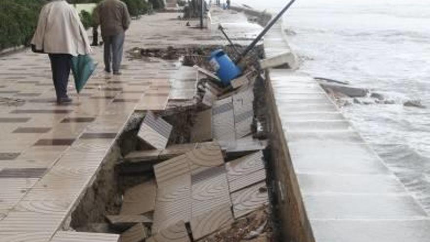 El temporal marítimo engullió la playa de Les Palmeres y destrozó el paseo.