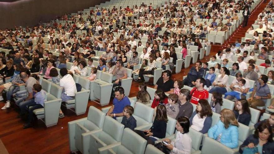 Imagen del público minutos antes de iniciarse el concierto en el Auditorio Mar de Vigo. // Alba Villar