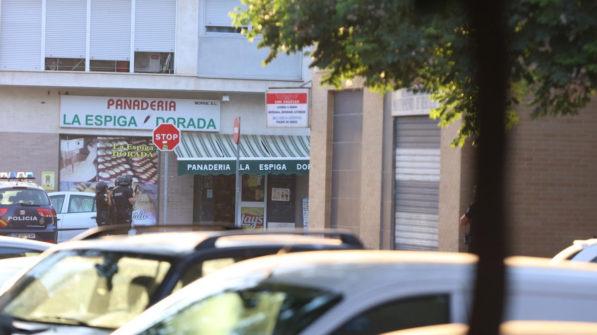 Imágenes de las calles cortadas durante el dispositivo para reducir al hombre que se encuentra atrincherado y armado en el interior de una panadería de Pino Montano (Sevilla).