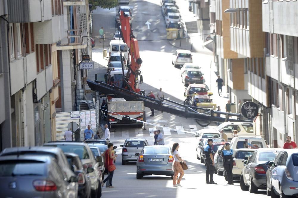 Una grúa se rompe y una parte cae con su carga sobre un coche en Monte alto