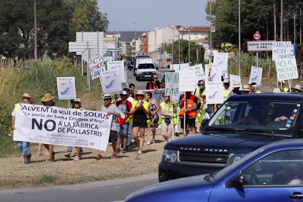 Mobilització contra la granja de pollastres a Solius