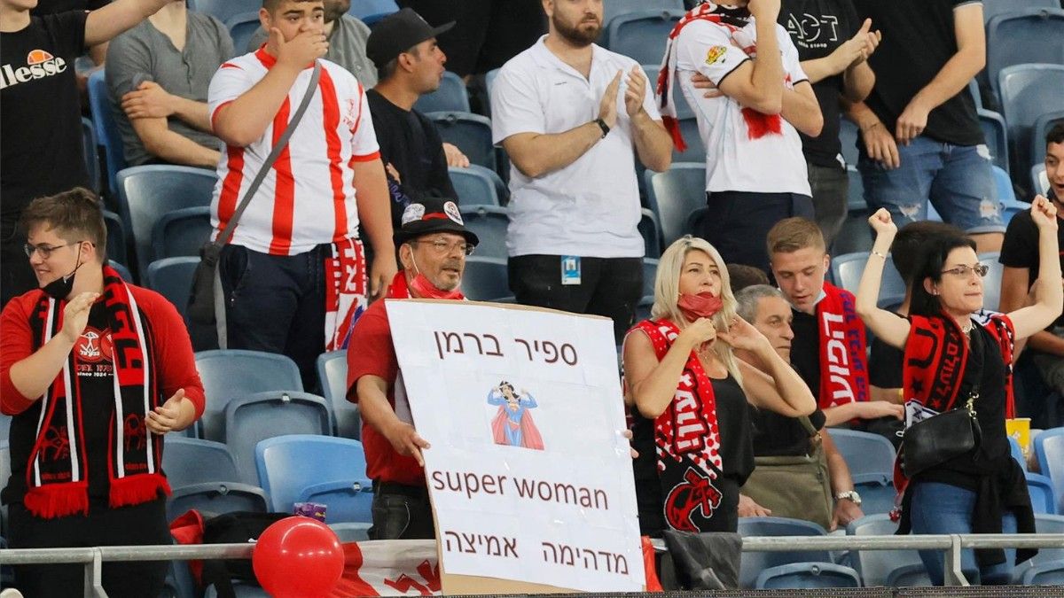 Aficionados en el Samy Ofer durante el partido entre el Hapoel Haifa y el Beitar Jerusalem arbitrado por Sapir Berman