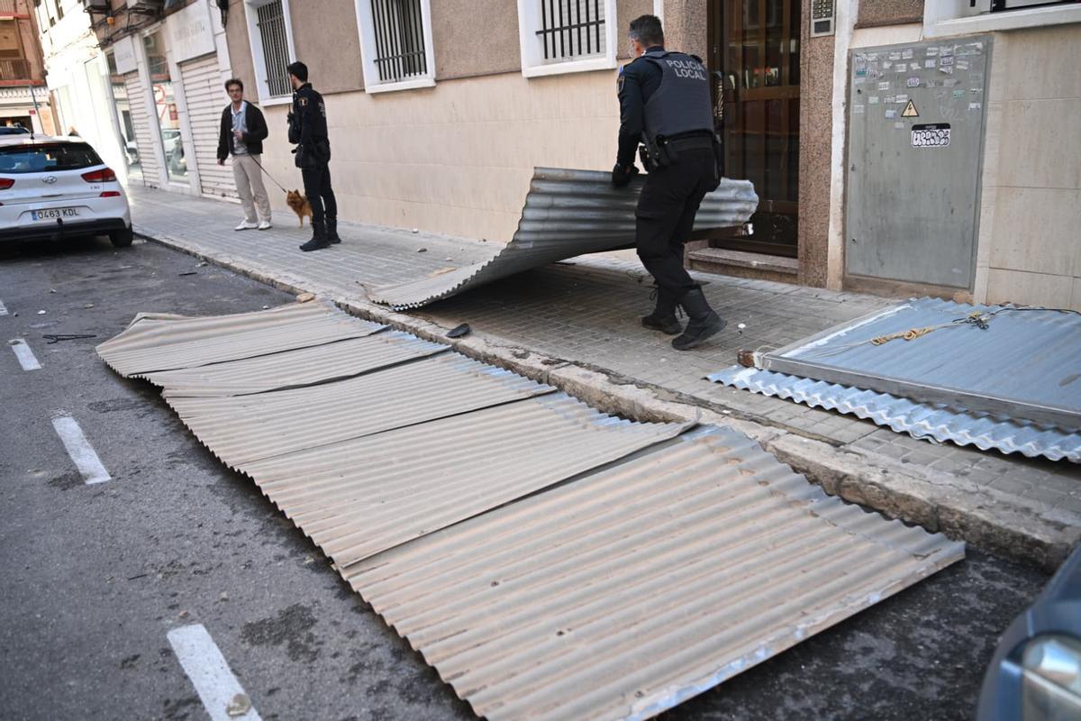 Techos metálicos que han caído a la calle Pascual Caracena a causa del viento en Elche