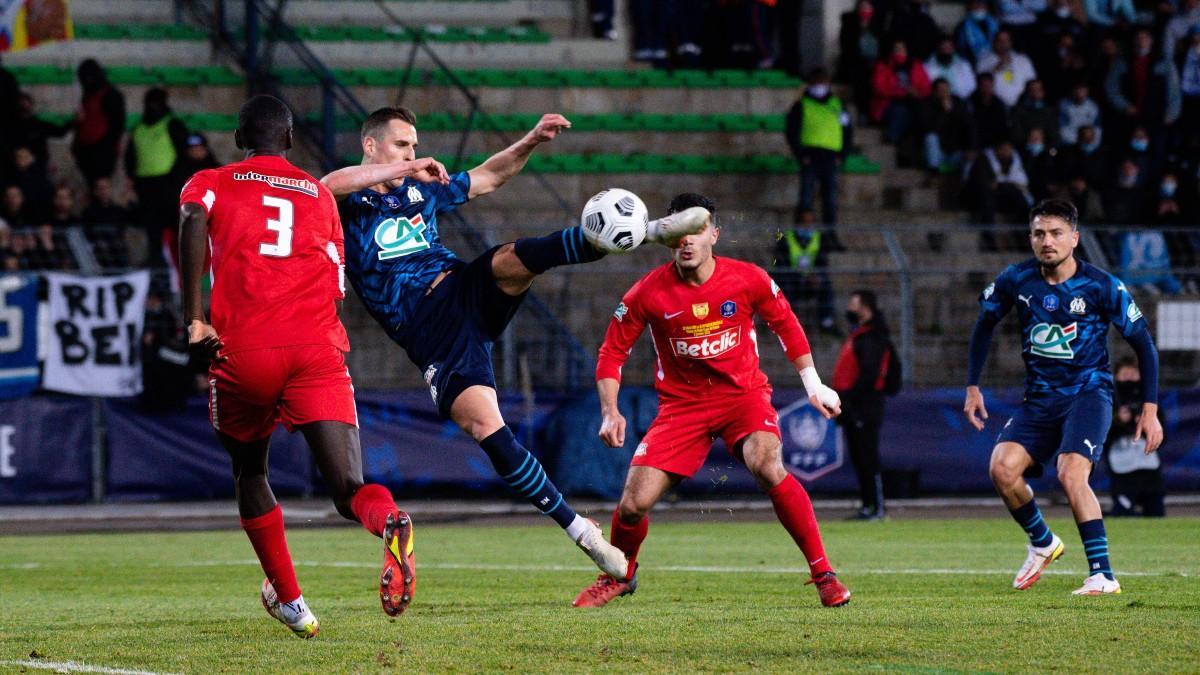 Milik, realizando un remate acrobático en el partido ante el Chauvigny