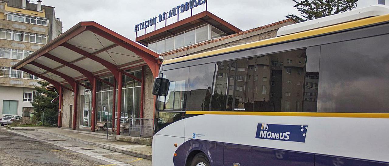 La estación de autobuses de A Estrada con uno de los vehículos de la empresa. |  // BERNABÉ