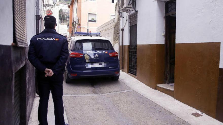 Un policía custodia la vivienda de Xàtiva donde se cometió el crimen.