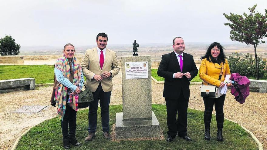 Sara Pérez, concejala de cultura, y Tomás del Bien, alcalde de Toro, junto a los representantes del Gobierno de Magallón. |