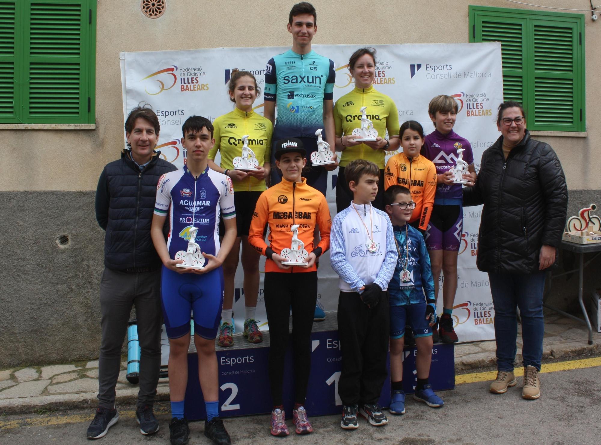 Los ganadores de las distintas categorías tras recibir los correspondientes premios y maillots