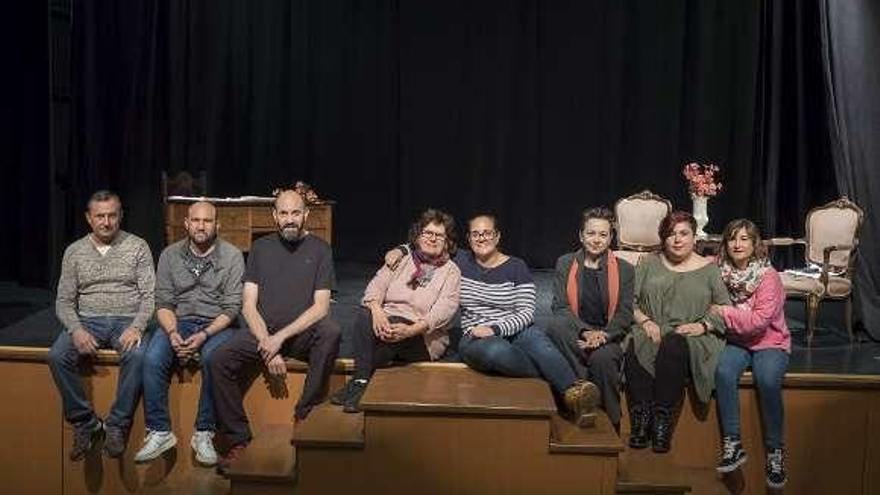 Los actores, ayer, en un descanso del ensayo en Pumarín.