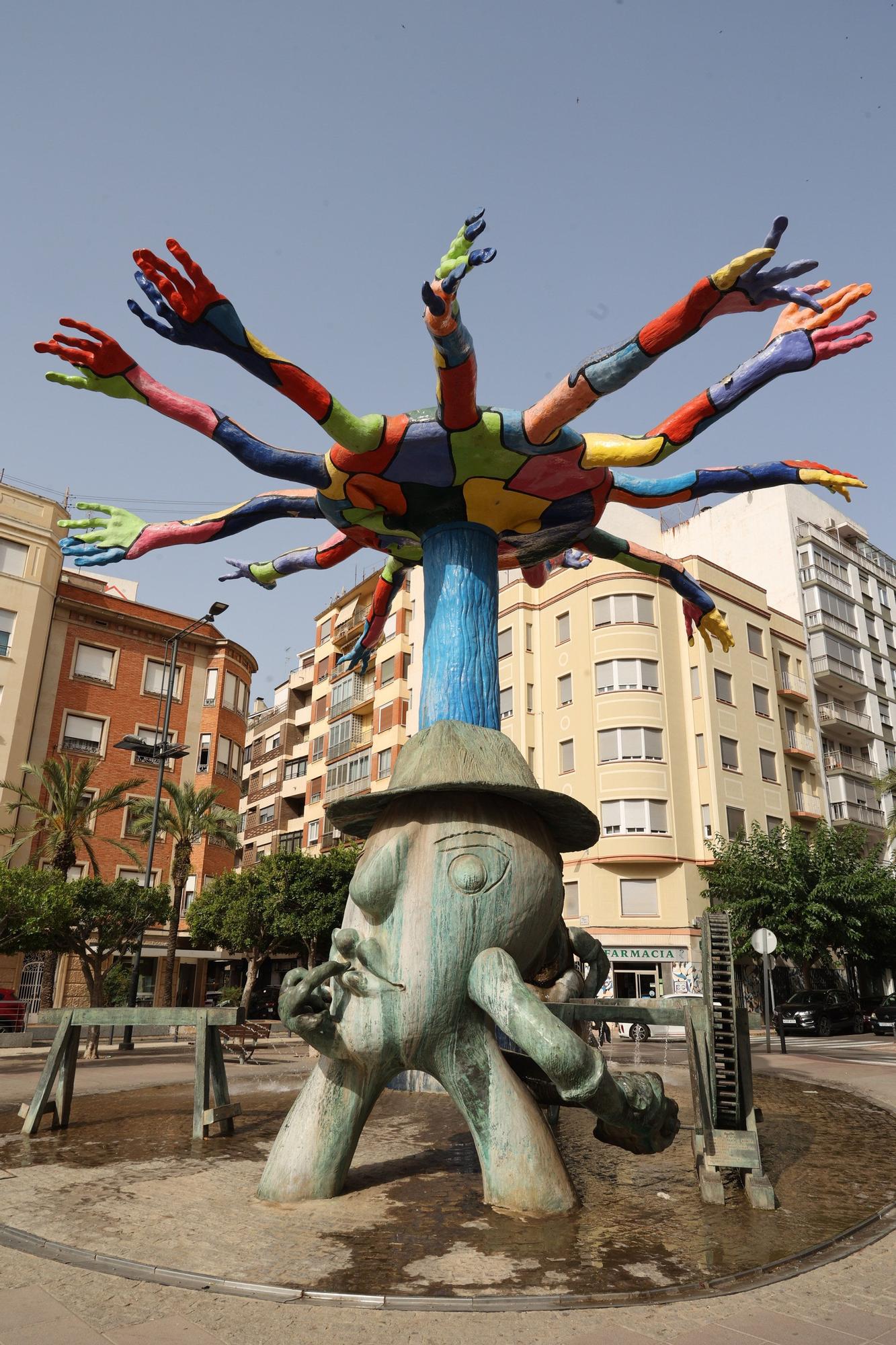 Las esculturas de Ripollés en la plaza Huerto Sogueros presentan un aspecto lamentable por la falta de mantenimiento. El artista reclama la atención del Ayuntamiento para que luzca como merece esa obra.