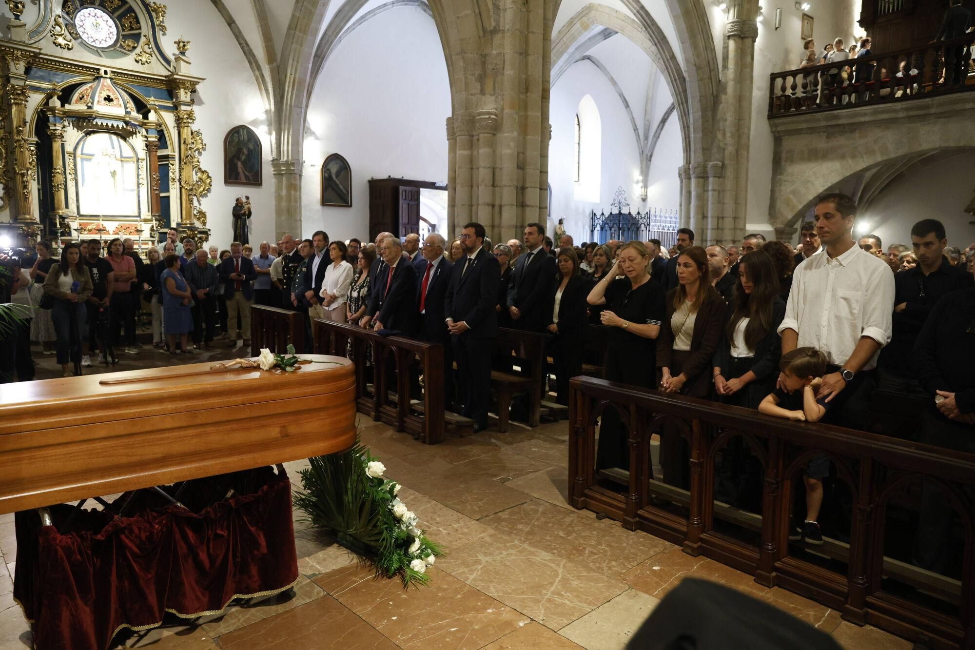 Las imágenes del funeral de Antonio Trevín en la basílica de Llanes.