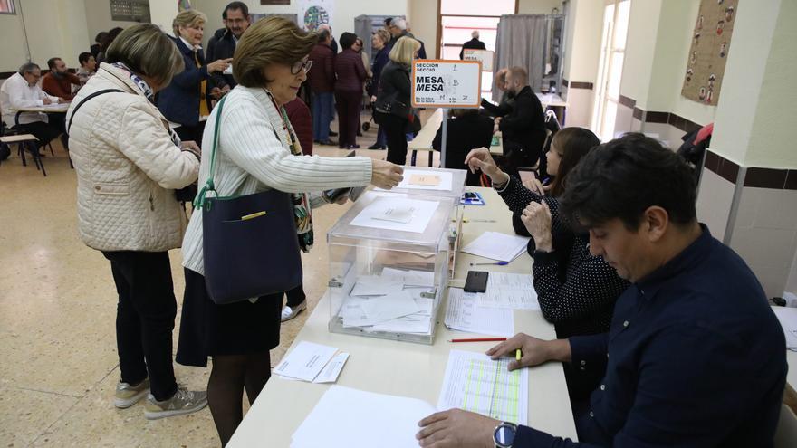 La carrera para las autonómicas: hasta 19 partidos, tras la irrupción de nueve que se estrenan y la desaparición de diez