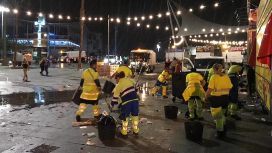 Cuadrilla de barrenderos anoche en Santa Catalina