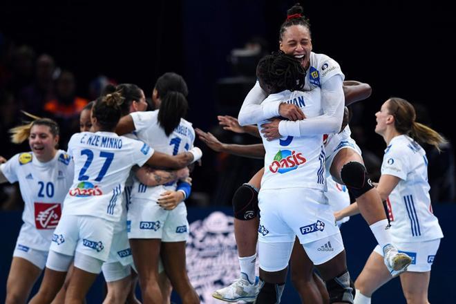 La seleccion francesa celebra la victoria al final del partido de semifinales del Campeonato Europa Femenino de Balonmano entre Holanda y Francia en el AccorHotels Arena en Paris