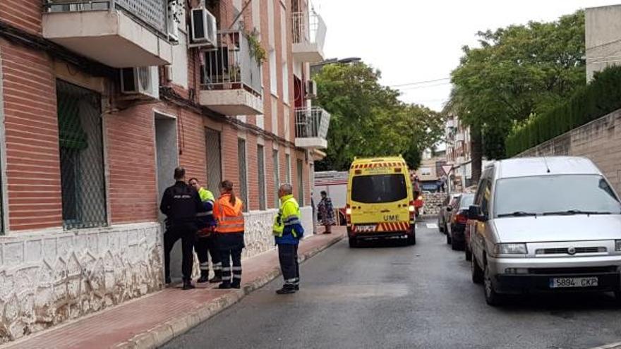 Agentes y sanitarios, en la puerta de la vivienda en Molina de Segura.