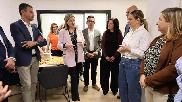 La consellera de Bienestar Social, Carolina Escandell, durante la inauguración oficial de Espai Savina, junto a personalidades políticas de Eivissa y Balears. | J.A. RIERA