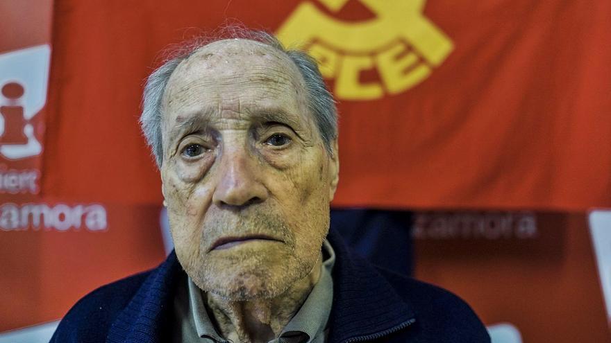 Amable García, ante una bandera comunista y otra de Izquierda Unida, durante una entrevista concedida a este medio en 2017. | Emilio Fraile