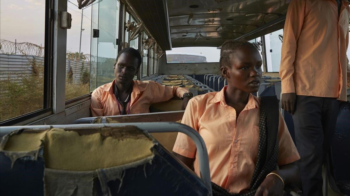 Los estudiantes de secundaria de un sitio de Protección Civil esperan en un autobús antes de trasladarse a otra escuela para hacer sus exámenes finales en Juba, Sudán del Sur. Ya que no hay suficiente espacio e instalaciones para realizar exámenes en su escuela de 376 estudiantes de secundaria 319 niños y 57 niñas. Las personas desplazadas en Sudán del Sur siguen viviendo en dos campamentos en las afueras de la capital.