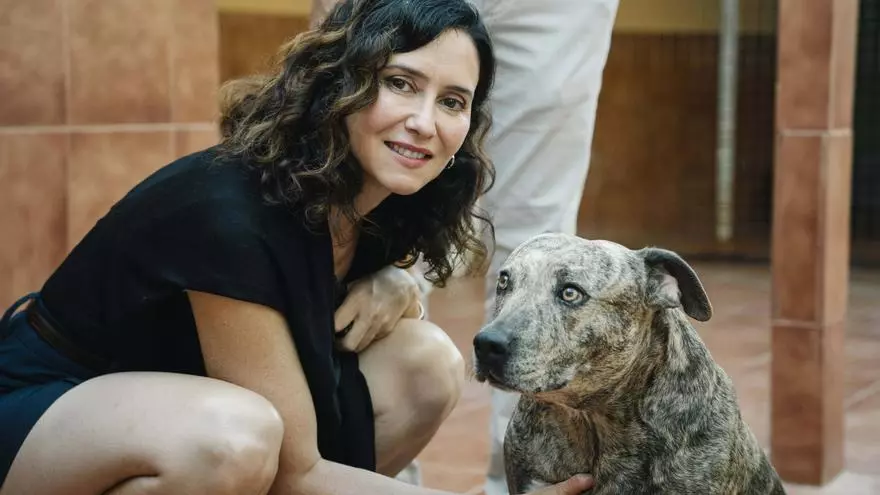 Ayuso visita el centro de protección animal durante sus vacaciones en Ibiza