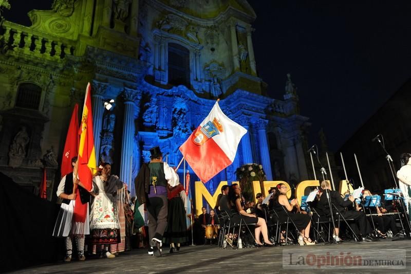 La Antorcha de la Amistad y el Moneo brillan en colores con motivo de este Festival Internacional de Folclore