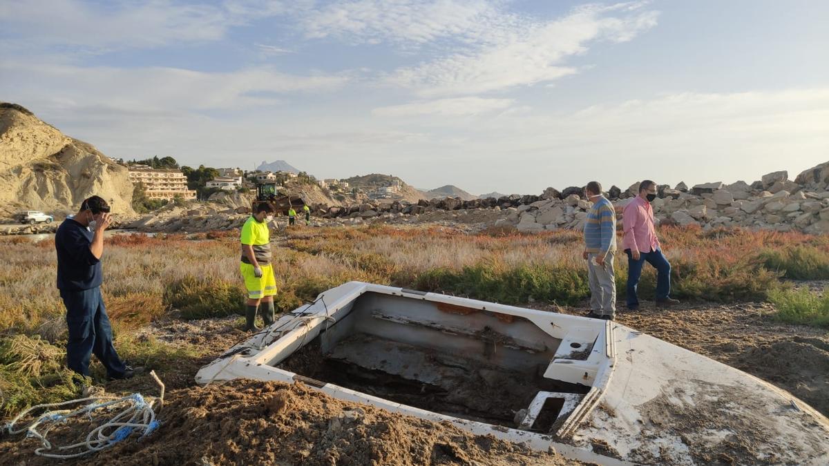 Sacan las primeras embarcaciones del "cementerio naval" de Cala Baeza en El Campello