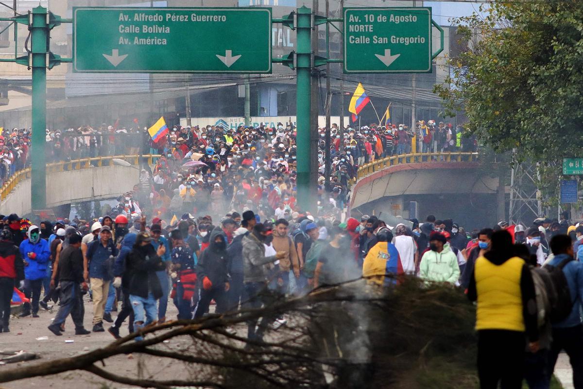 Manifestantes indígenas marchan por Quito exigiendo concesiones al presidente Lasso