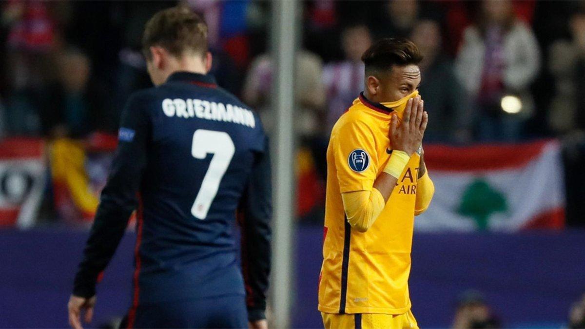 Antoine Griezmann y Neymar Junior se cruzan sobre el terreno de juego durante el Atlético-Barça de la Champions 2015/16