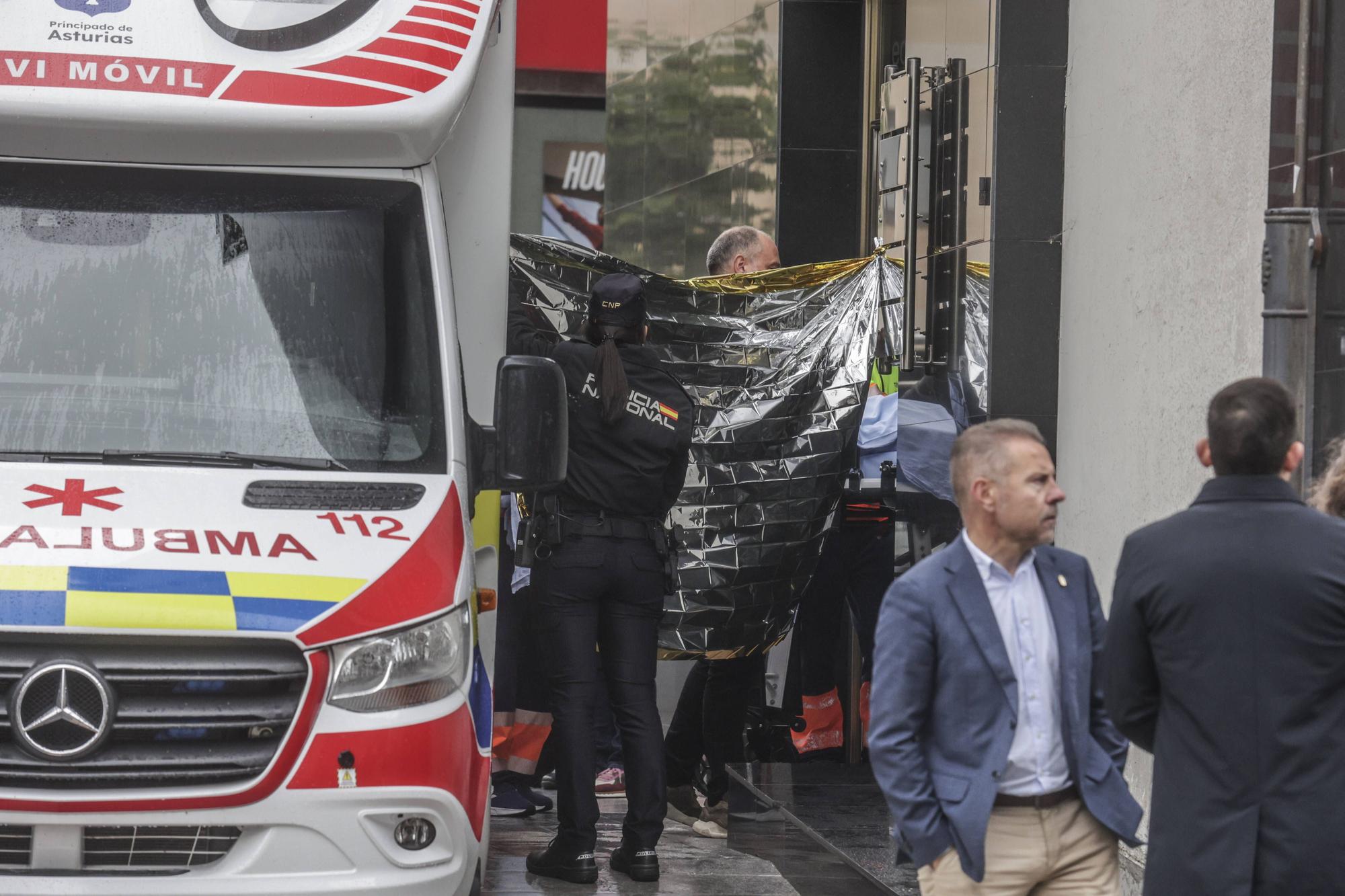 En imágenes: Conmoción en el ovetense barrio de La Ería por la muerte de dos gemelas de 12 años