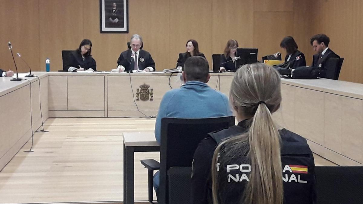 El acusado de intentar matar a otro aparcacoches junto a El Arcángel, este lunes ante el tribunal.