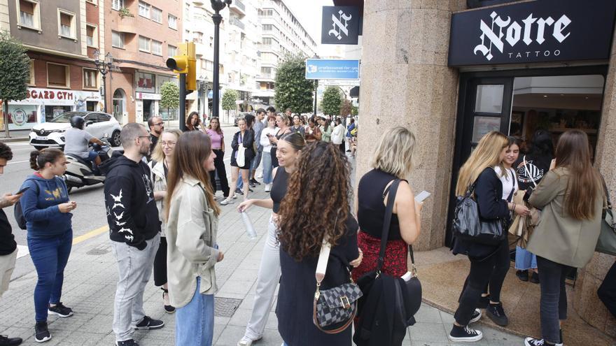 Enormes colas para hacerse un &quot;tatuaje solidario&quot; en Gijón