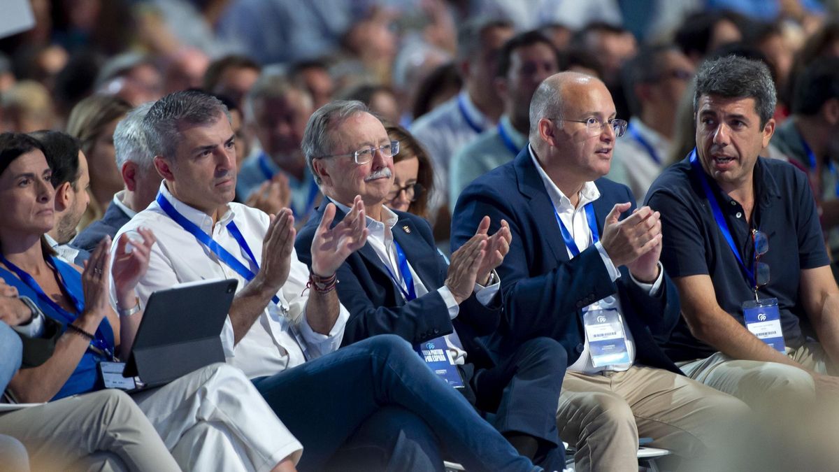 Mazón, junto a Miguel Tellado, en el congreso del PP, ayer.