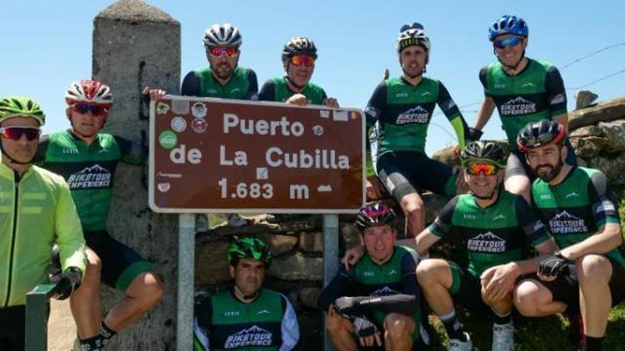 Bernardo Fernández, segundo por la izquierda, junto a varios compañeros de ruta.