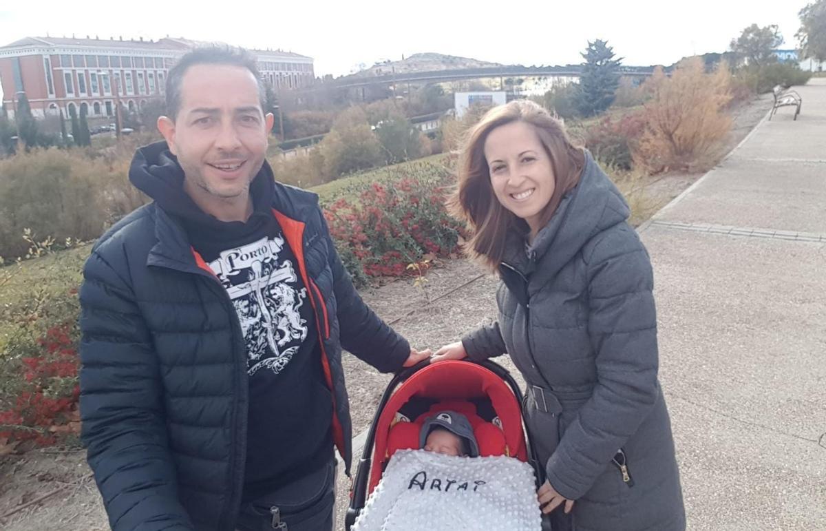 Ramiro y Cristina, junto a su hijo recién nacido, Artai