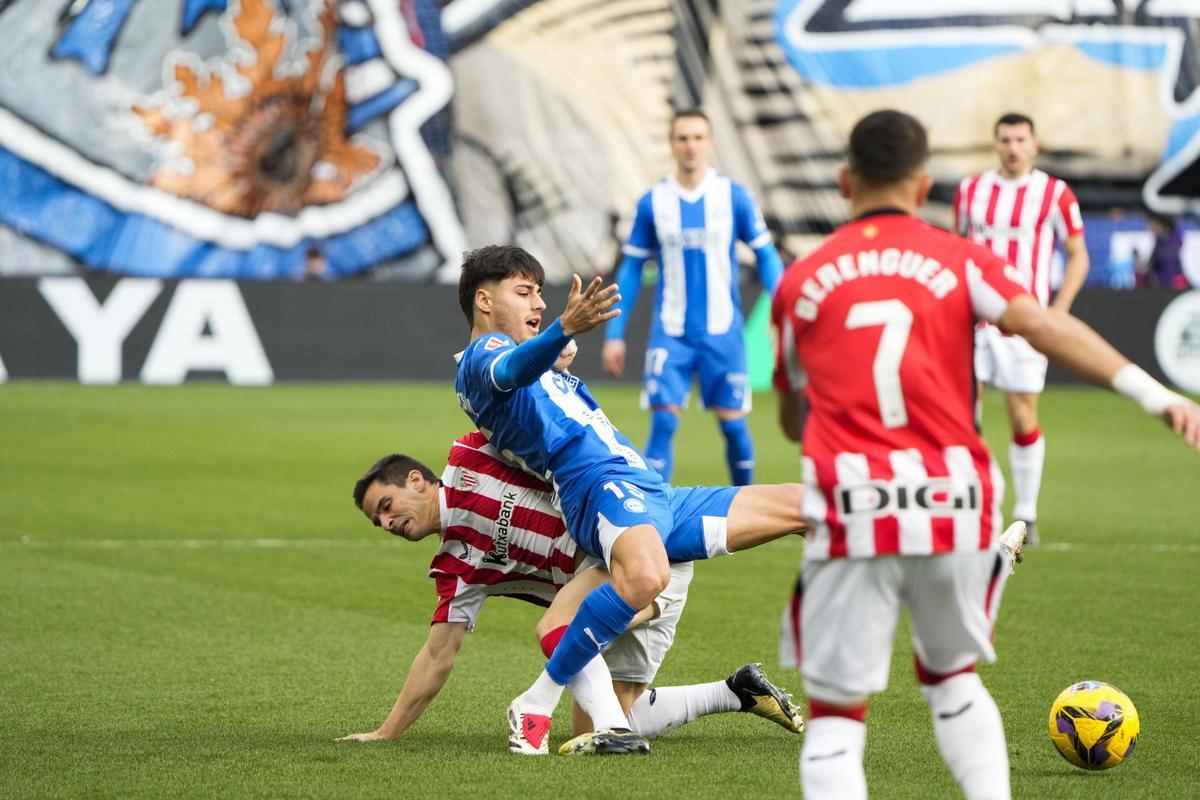 0-1. Unai Gómez desequilibra una primera parte igualada en Vitoria