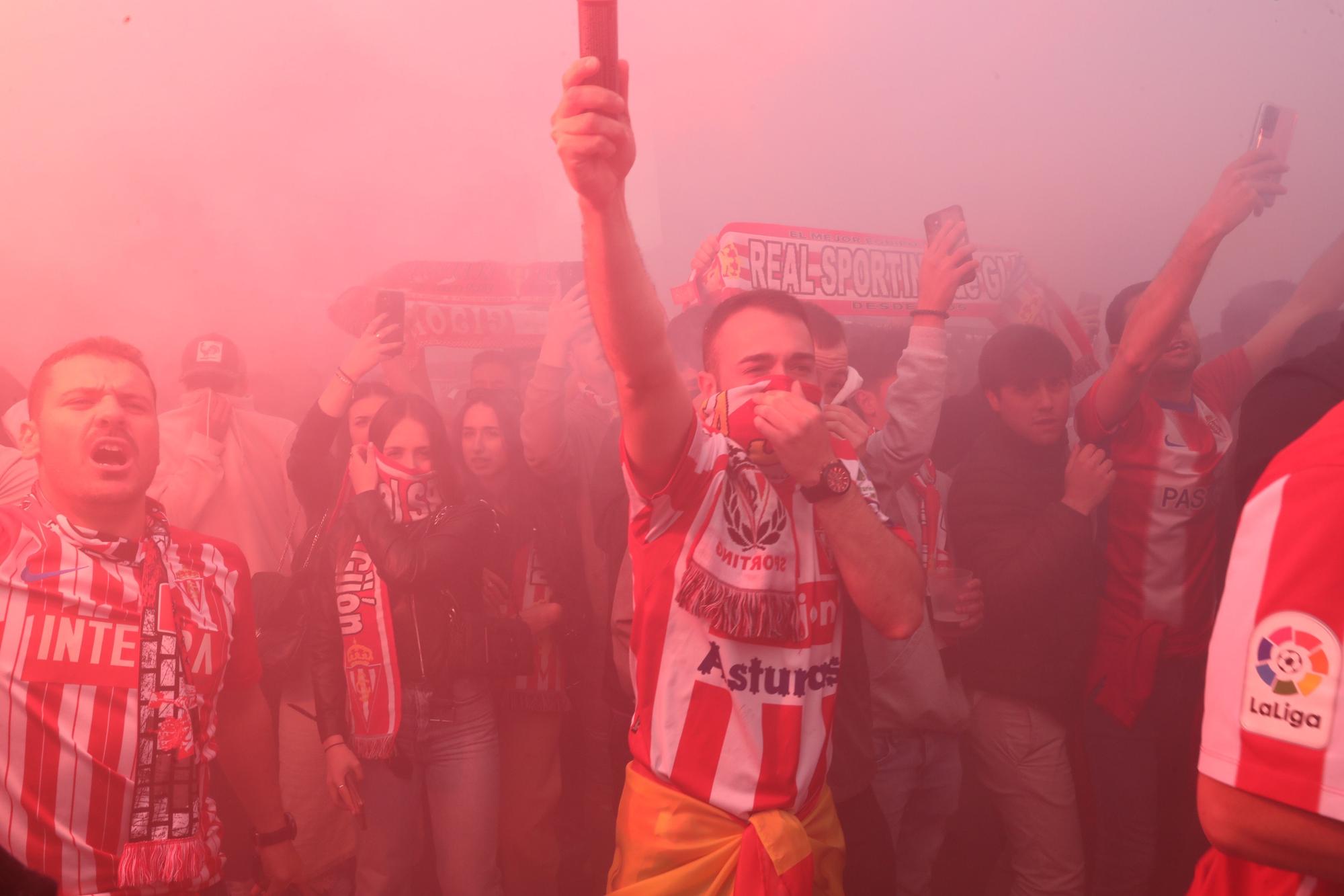 EN IMÁGENES: Así fue el recibimiento al autobús del Sporting en El Molinón