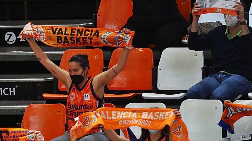 Aficionados en la Fonteta en la Liga Femenina Endesa