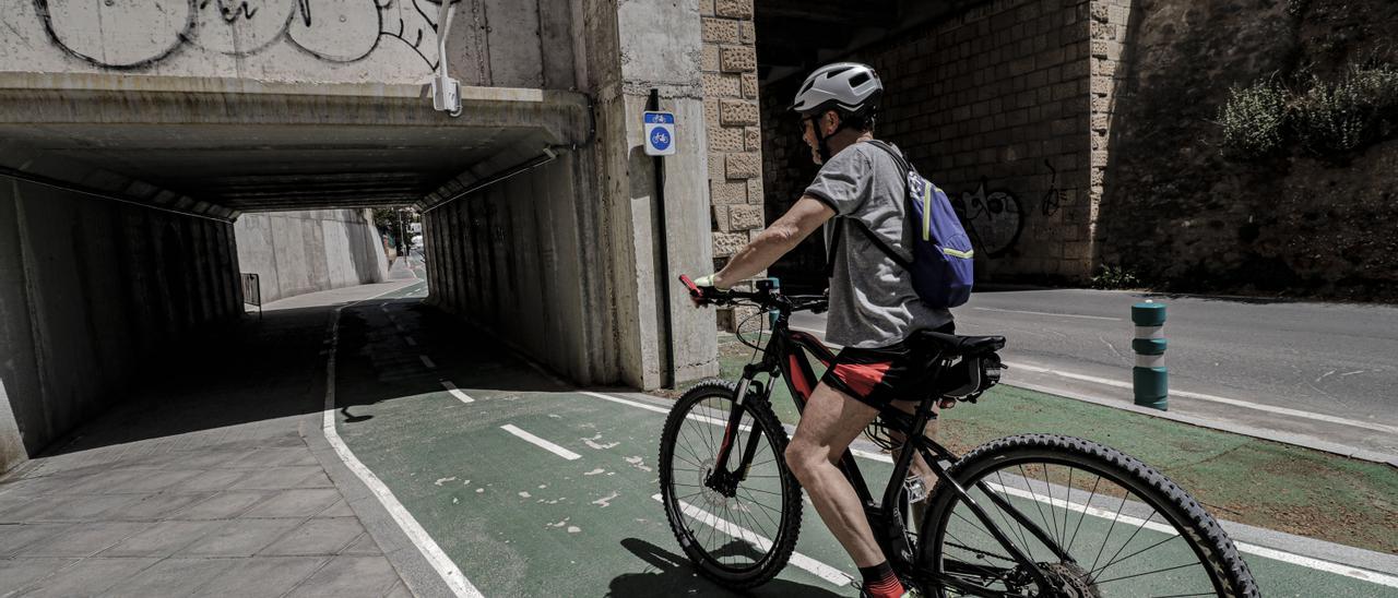 Un ciclista pasando por el carril ciclopeatonal a la altura del &#039;Puente de las Paulas&#039;, donde está la cámara.