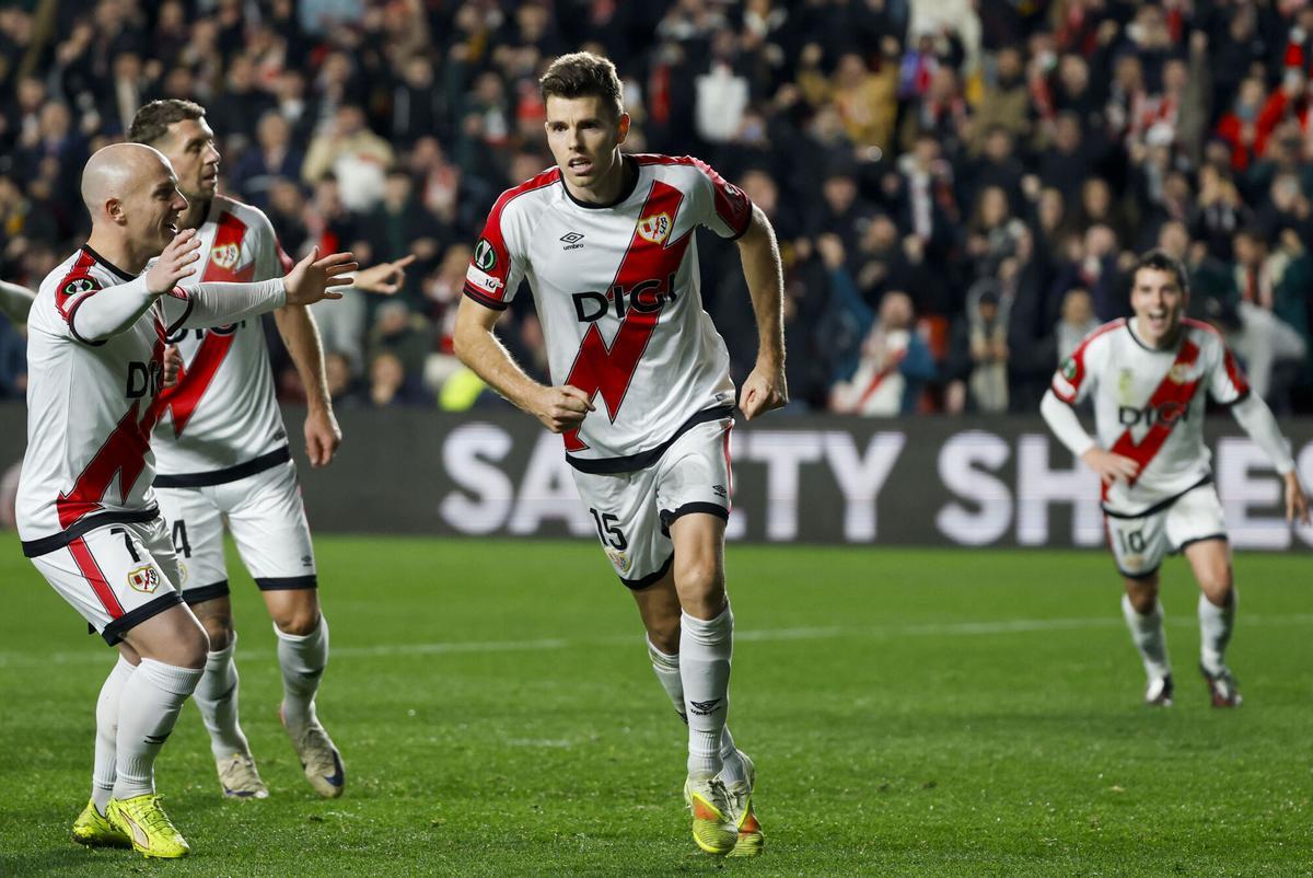 El centrocampista del Rayo, Gerard Gumbau, celebra un gol en la Conference contra el Drita.