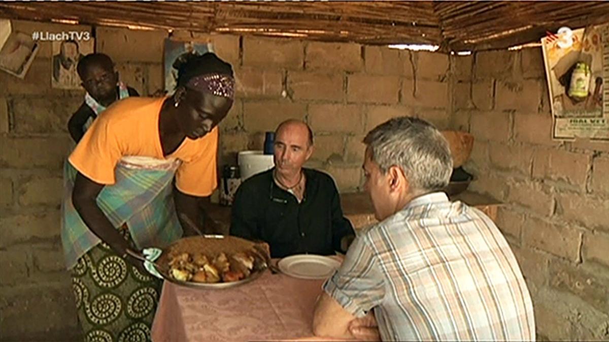 Lluís Llach amb Albert Om a Palmarin, al sud deñ Senegal, en un moment d’’El convidat’ de TV-3.