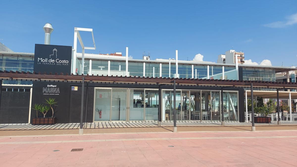 Las instalaciones aglutinan un amplio salón con capacidad de hasta 200 comensales y una cuidada terraza, ambas con unas vistas inigualables y una atmósfera que conjuga  sencillez, elegancia y versatilidad.