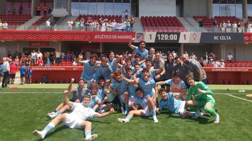 El equipo juvenil posa tras meterse en semifinales de la Copa de Campeones.